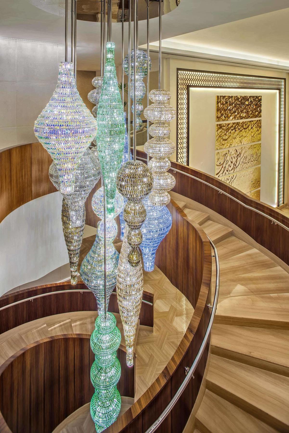 Jabal Omar Hyatt Regency Makkah Hotel Mecca Exterior photo The photo depicts a stylish and elegant interior, showcasing multiple hanging light fixtures, likely made from glass or crystal. These fixtures have intricate designs and vary in shape, resembling elongated forms or vases. They are suspended from the